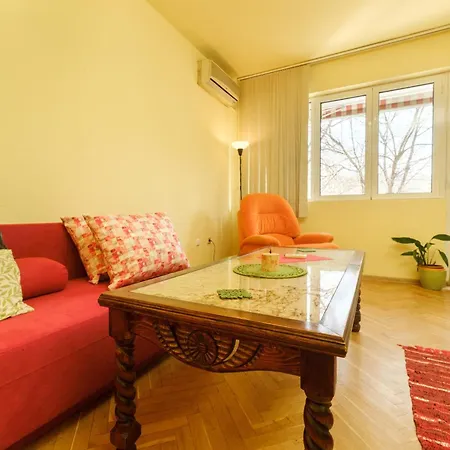 Center 2-bedroom Apartment *